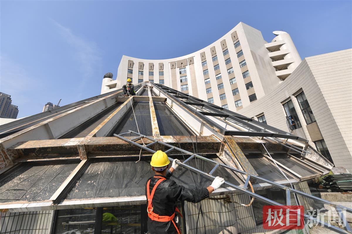 24米高空作業忙，武漢圖書館錐形玻璃頂即將煥新